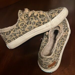 Very comfy Malibu surf, sand, sail ladies shoe by blowfish. Size 6